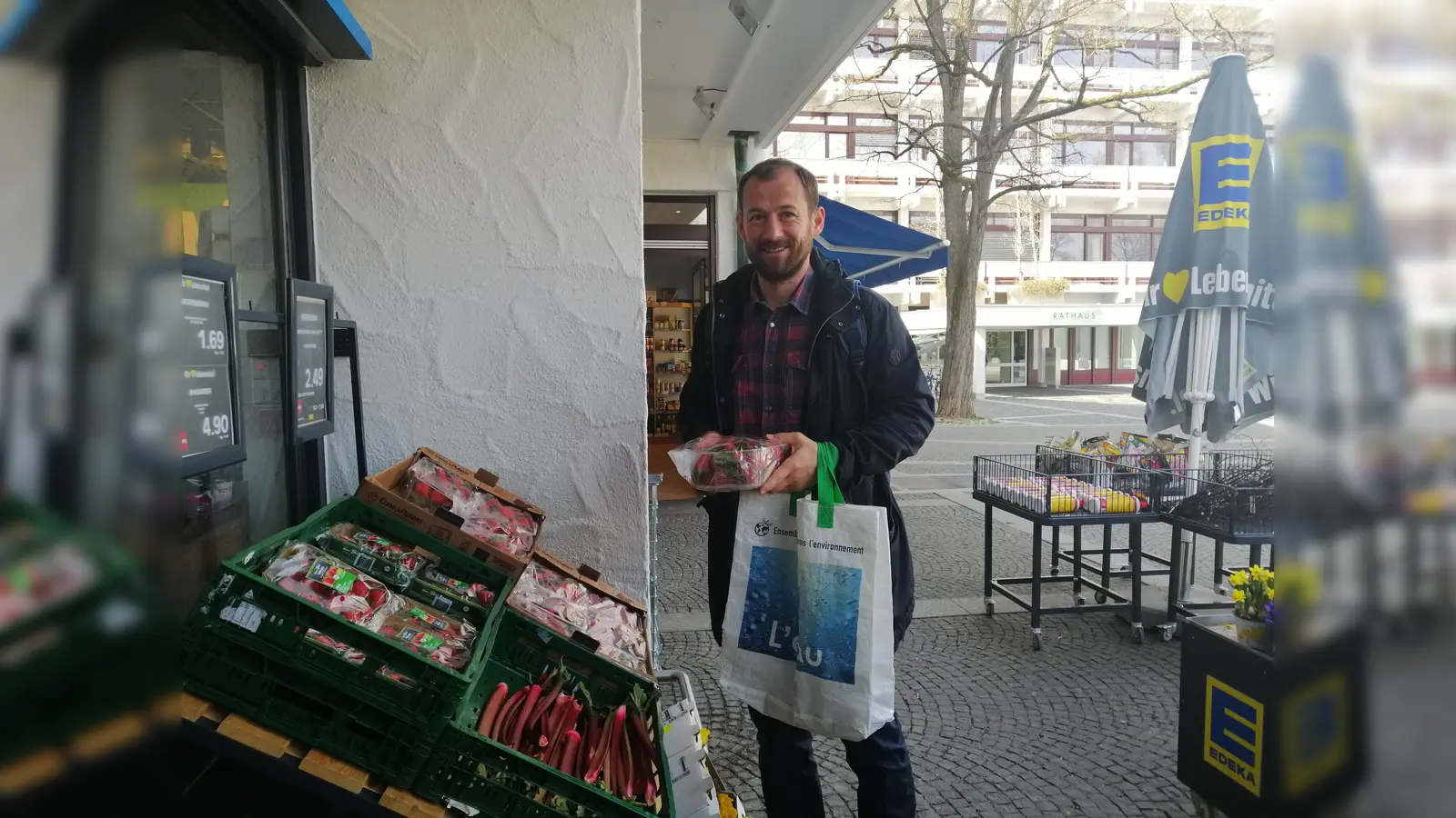 Nachbarschaftshilfe-Mitarbeiter Admir Postura gehört zu den vielen fleißigen Helfern, die unter anderem für Menschen, die zu einer Risikogruppe gehören, einkaufen. Das Foto wurde vor der Einführung der Maskenpflicht aufgenommen.  (Foto: Nbh Grünwald)