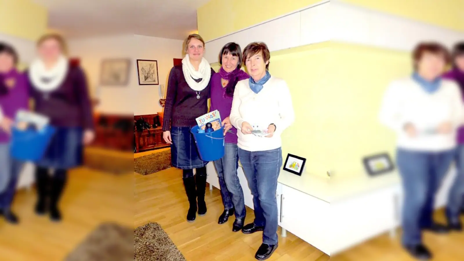 Brigitte Scholle (vorne) bekommt den Erlös des Bücherbasars vom Wasserwirtschaftsamt. 	 (Foto: VA)