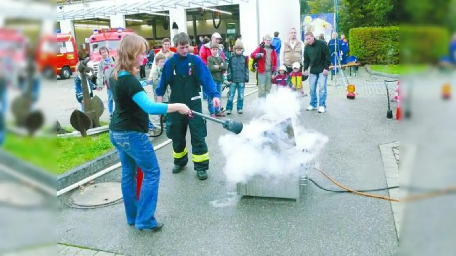 Um den richtigen Umgang mit einem Feuerlöscher zu üben, konnten Mutige sich beim Löschen eines brennenden Bildschirms versuchen. (Foto: pi)