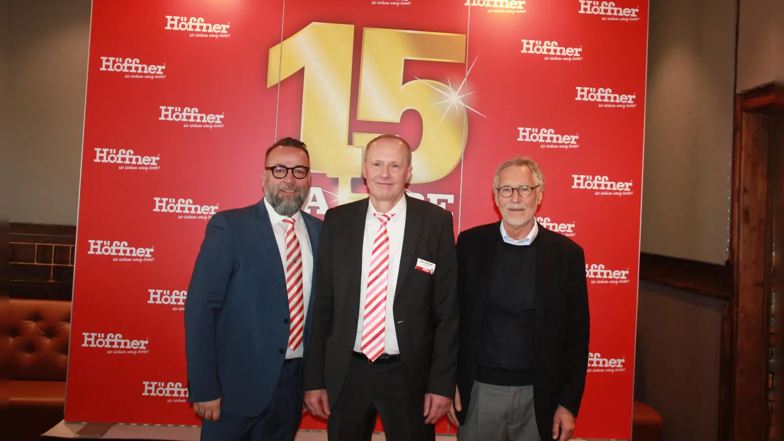 Freuen sich mit ihren Mitarbeitern auf das Jubiläum (von links): Joachim Hoffmann (Geschäftsführer Möbel Höffner), Mario Schmidt (Hausleiter Möbel Höffner Freiham) und Kurt Krieger (Inhaber Möbel Höffner). (Foto: job)