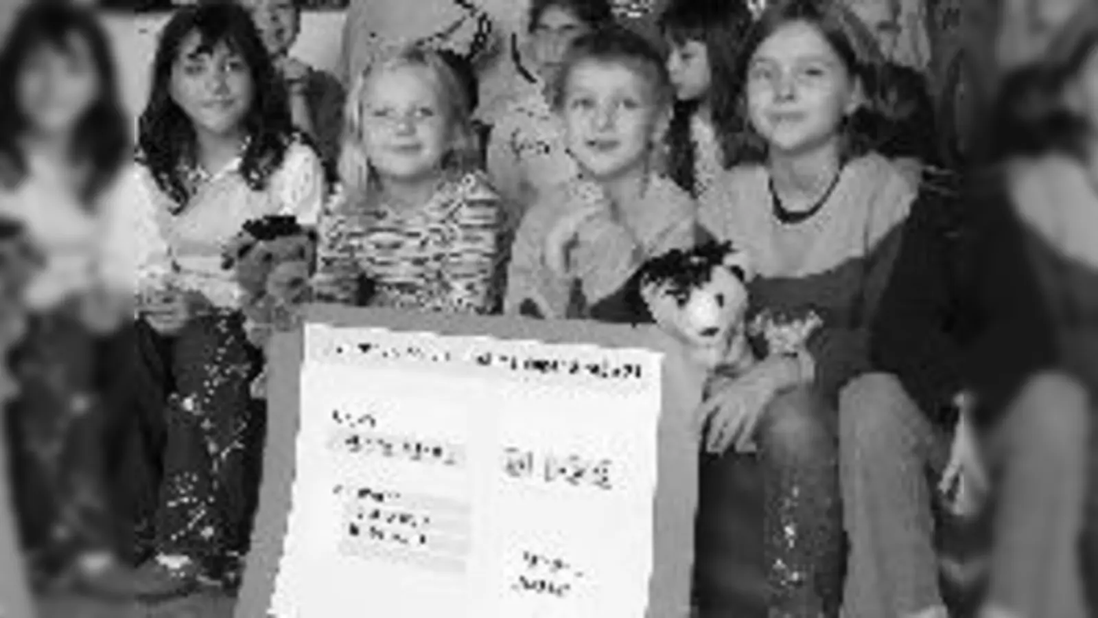Die Kinder freuen sich, den Scheck überreichen zu können.  (Foto: Privat)