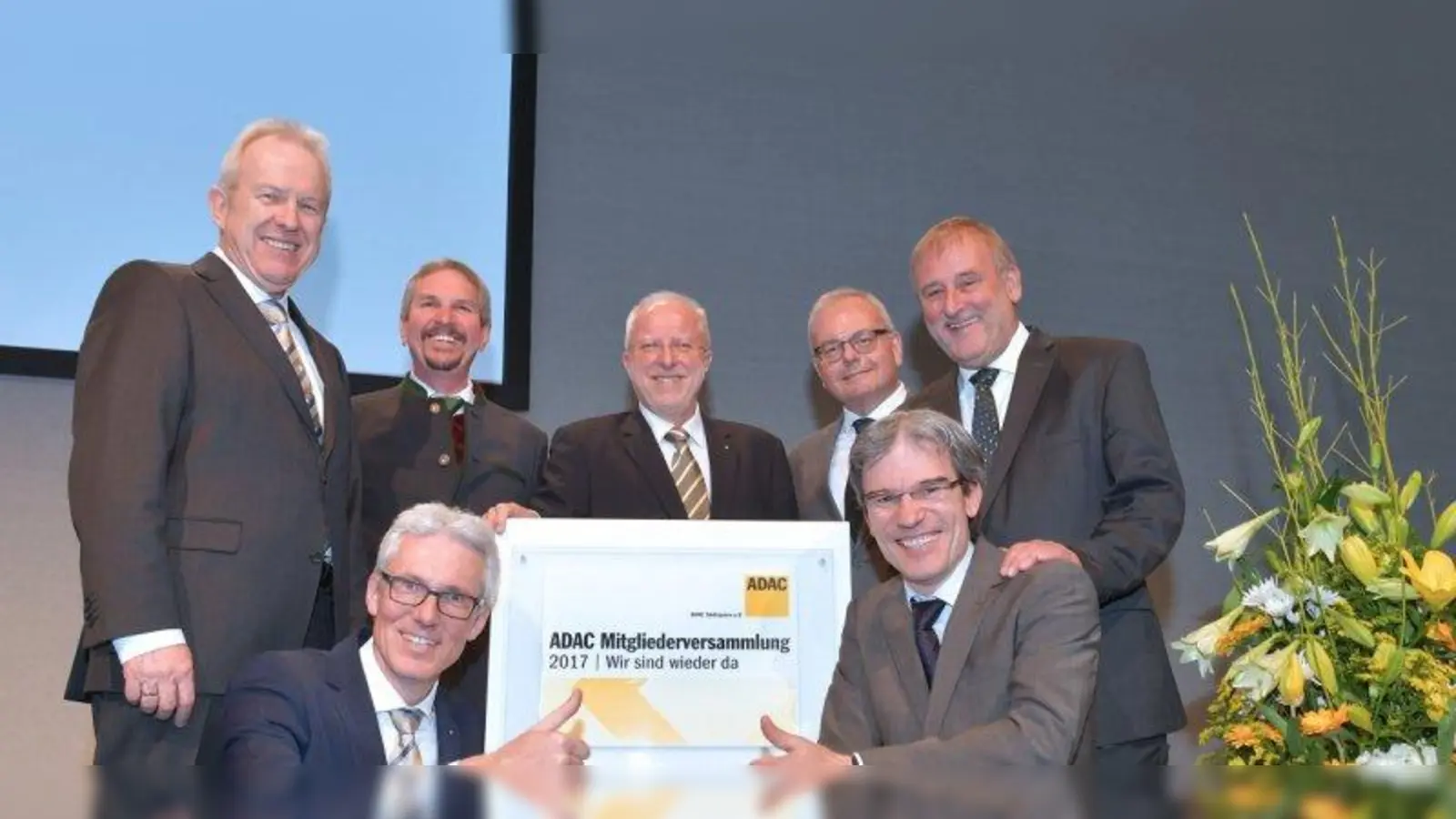 ADAC-Südbayern-Vorsitzender Dr. August Markl (Mitte) blickte mit den Vorständen (vorne v.l.) Martin Krisam und Rüdiger Lode sowie Fritz Schadeck (hinten v.r.), Karlheinz Jungbeck, Dr. Hans-Gerd Ennser und Geschäftsführer Holger Eggert auf ein erfolgreiches Jahr zurück. (Foto: ADAC Südbayern)