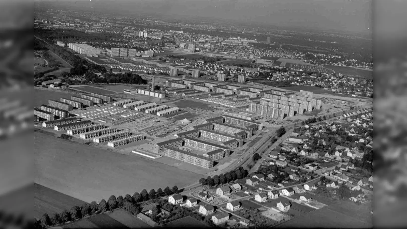 Diese Luftaufnahme von Fürstenried stammt aus dem Jahr 1962. Die Entwicklung des Stadtviertels ist Teil eines Vortrags von Günter Brettschneider im Rahmen der Festwoche „50 Jahre St. Matthias”. (Foto: Historischer Verein Forstenried)