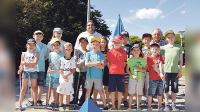 Die 14 Teilnehmer und Stefan Krimmer hatten Spaß beim Minigolf.	 (Foto: CSU)