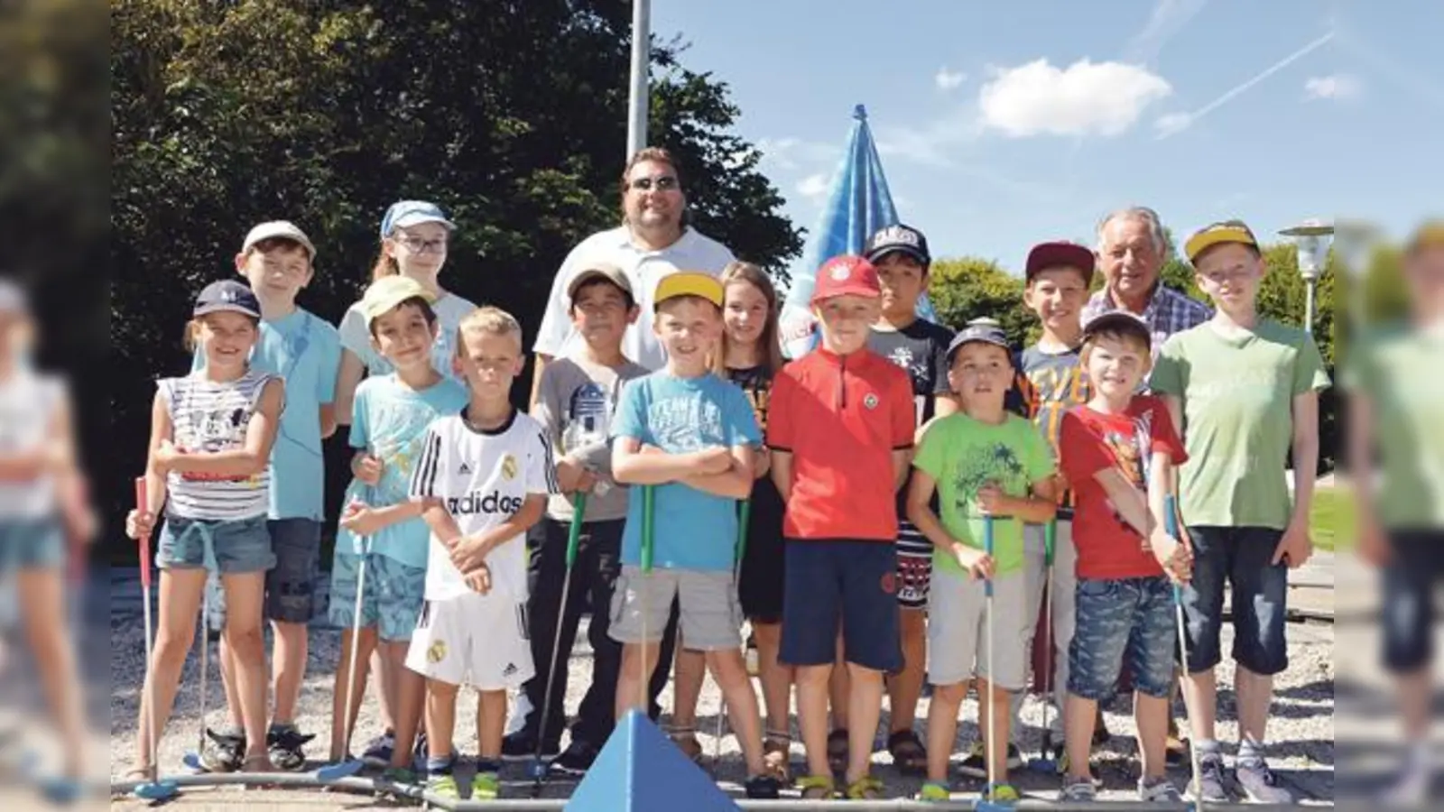 Die 14 Teilnehmer und Stefan Krimmer hatten Spaß beim Minigolf.	 (Foto: CSU)