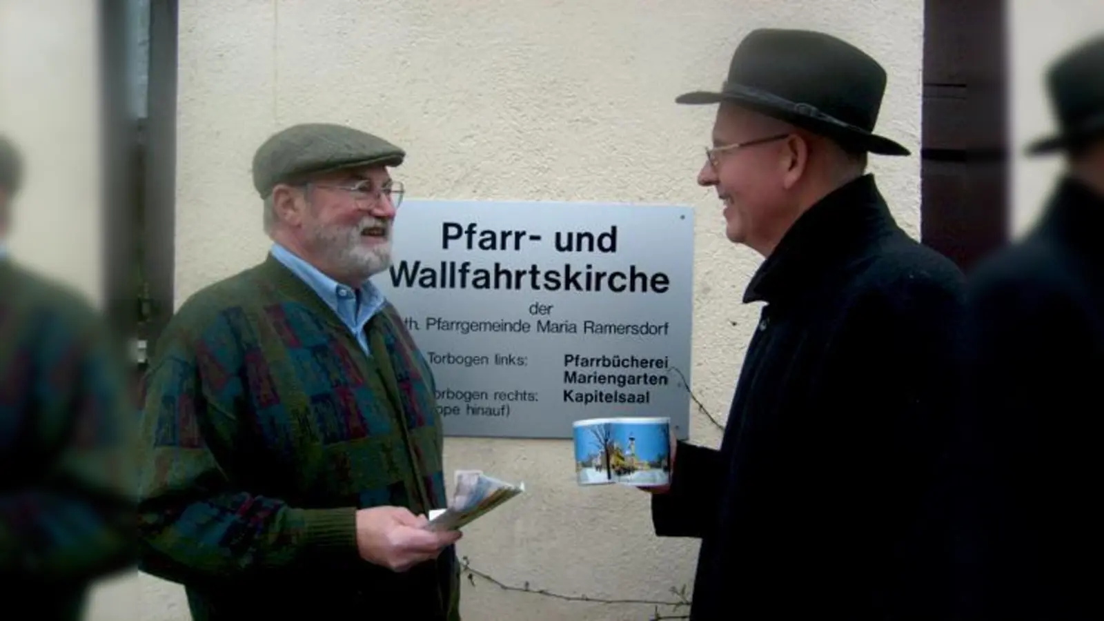 Friedrich Huber übergibt Pfarrer Harald Wechselberger 250 Euro für die Innenrenovierung.	 (Foto: Privat)