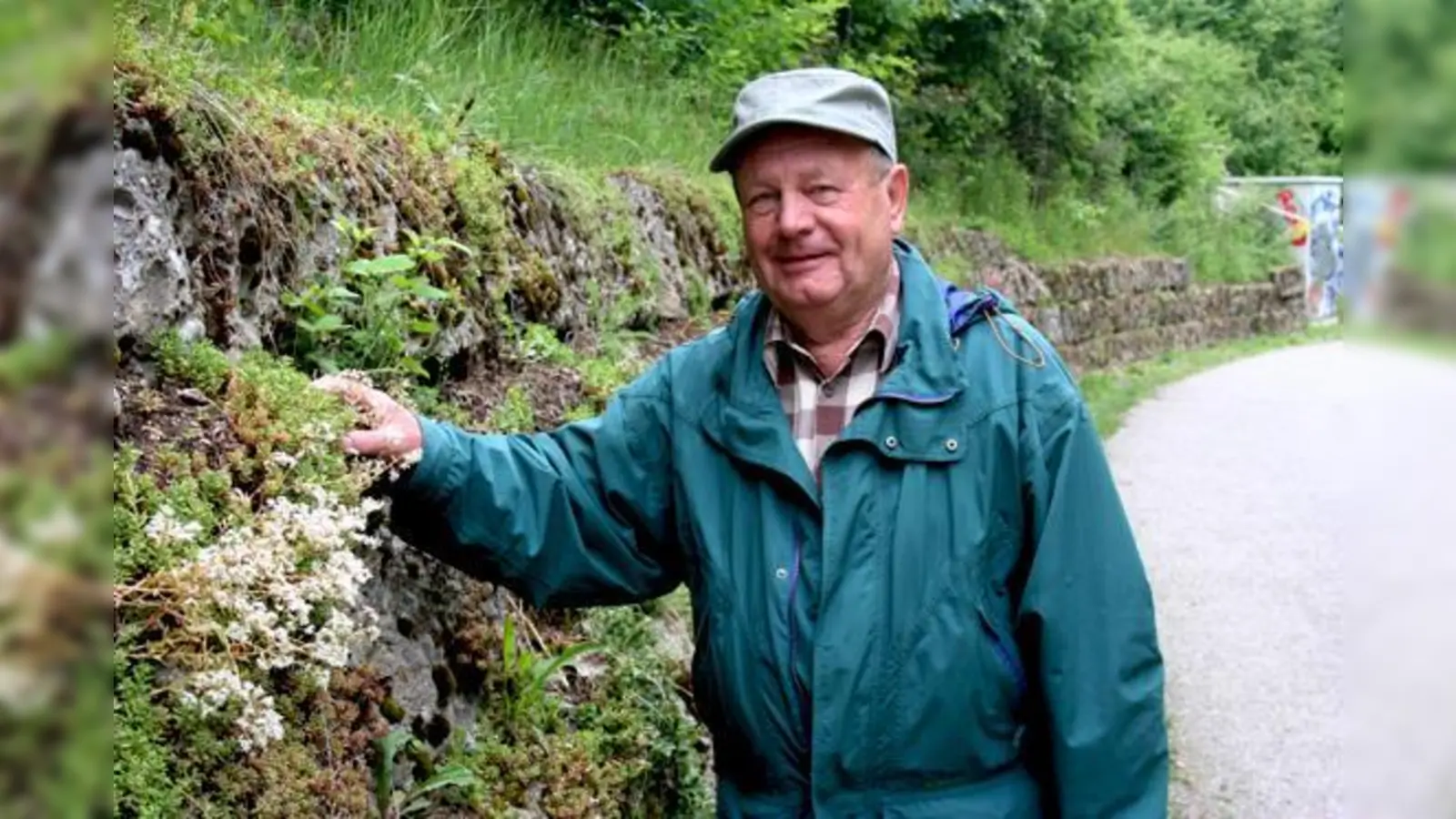 Hans Marzok brachte die verwilderte Trockenmauer wieder auf Vordermann. 	 (Foto: ws)
