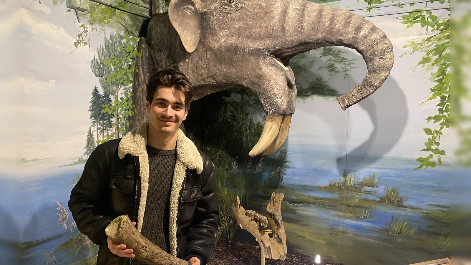 Der englische Paläontologe Quinn Arden-Trew bei der Arbeit. Er wird im Rahmen seiner Doktorarbeit zur Anatomie, zum Wachstum und zu den Verwandtschaftsbeziehungen verschiedener Deinotherien forschen.  (Foto: Urzeitmuseum - Sammlung Kapustin)