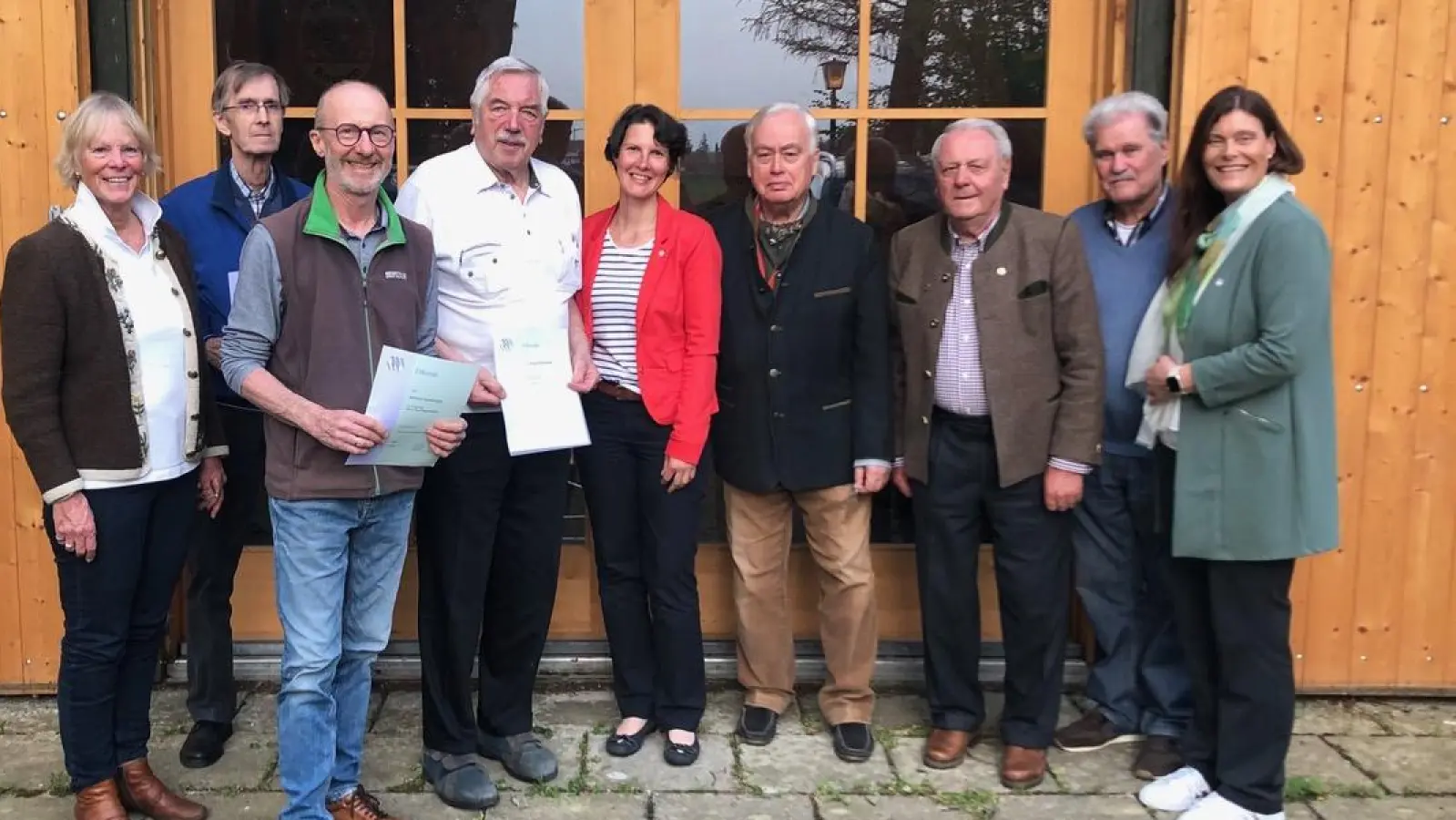 Beim Jubiläumsfest des Siedlervereins: (v.l.) Ursula Mayer, Klaus Hollmann, Michael Spielberger, Franz Ettmüller, Ulrike Voss, Dierk Minke, Sepp Resch, Roland Kurzendörfer und Brgm. Mindy Konwitschny. (Foto: Siedlerverein)