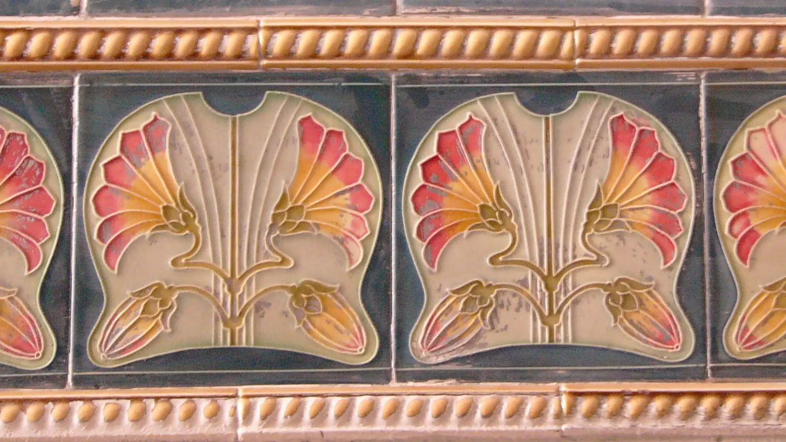 In der Kuvertfabrik in der Landsberger Straße 442 (hier ein Detail) wurden 1909 bis 1991 Briefumschläge, Kuverts, Papierhüllen und Sonderanfertigungen produziert. Nach Zwischennutzungen als Atelier- und Kulturhaus, Ballettschule und Moschee hat nach der Sanierung die Stadtsparkasse das durch bürgerschaftliches Engagement denkmalgeschützte Gebäude übernommen, das heute hochwertige Büro- und Gastronomieflächen bietet. Am Sonntag, 14.9., wird um 11 Uhr eine 90-minütige Führung zur Geschichte des Gebäudes angeboten. (Foto: Rüdiger Schaar)