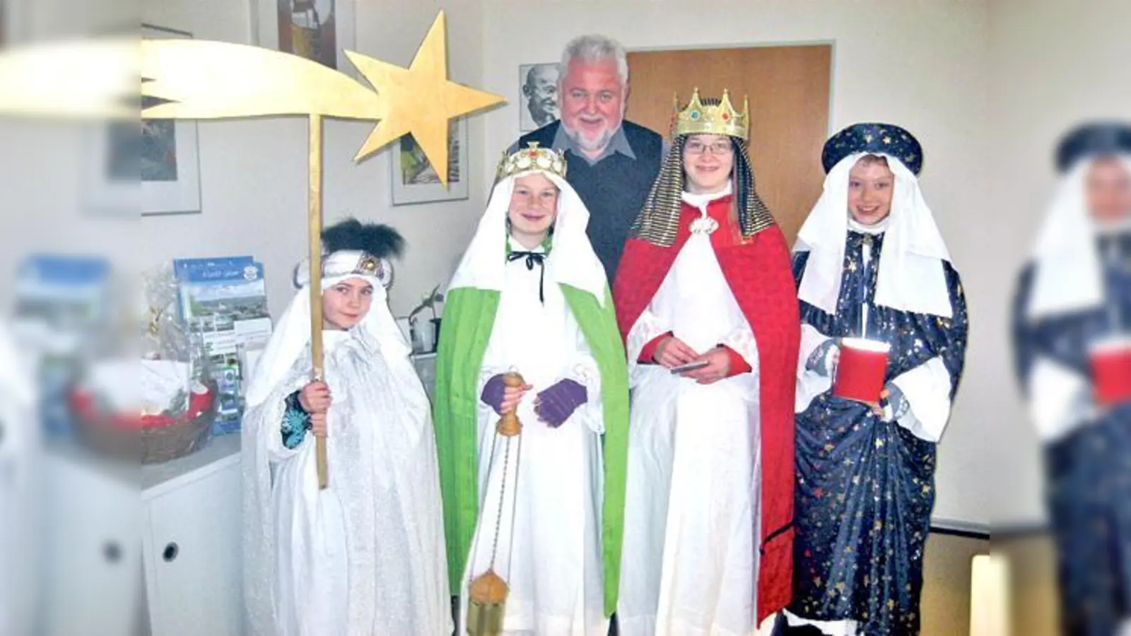 Die Sternsinger mit Glonner Bürgermeister Martin Esterl.	 (Foto: privat)