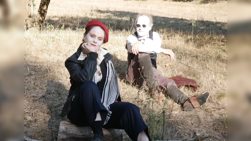 Sonja Graf und Markus Hummel zeigen das Stück „Pandora's Box” im Amphitheater des Englischen Gartens. Es geht um den letzten Flug von Amelia Earhart.  (Foto: Theater des hölzernen Gelächters)