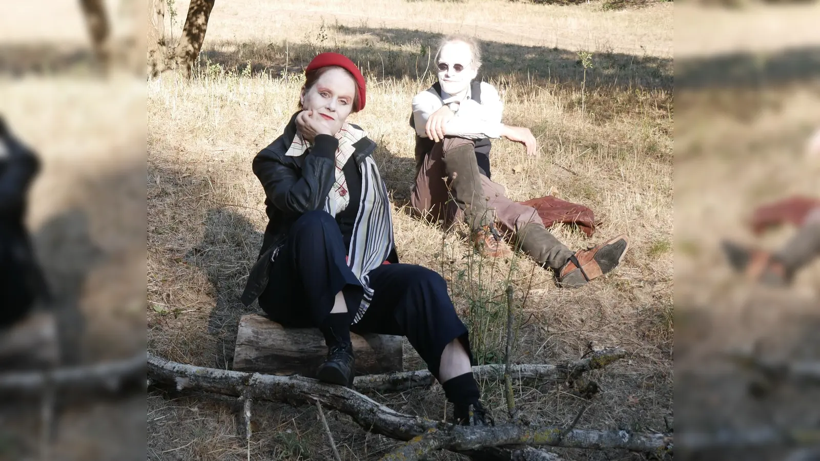 Sonja Graf und Markus Hummel zeigen das Stück „Pandora's Box” im Amphitheater des Englischen Gartens. Es geht um den letzten Flug von Amelia Earhart.  (Foto: Theater des hölzernen Gelächters)