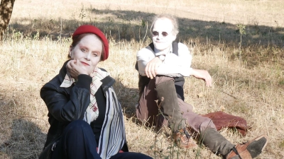 Sonja Graf und Markus Hummel zeigen das Stück „Pandora's Box” im Amphitheater des Englischen Gartens. Es geht um den letzten Flug von Amelia Earhart.  (Foto: Theater des hölzernen Gelächters)