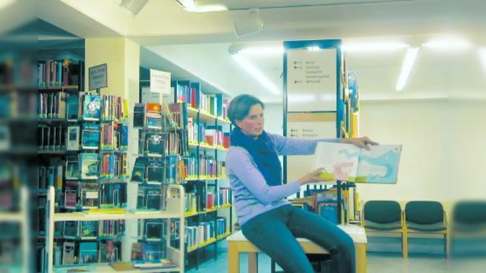 Die Sozialpädagogin Gabriele Grim vermittelte den anwesenden Eltern, wie wichtig Bilderbücher als erste Begegnung mit der Literatur sind. (Foto: pi)