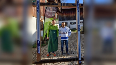 Wechselt von Peißenberg nach Forst: Marco Mooslechner (rechts), hier mit Sepp Bachmeier. (Foto: SC Forst)