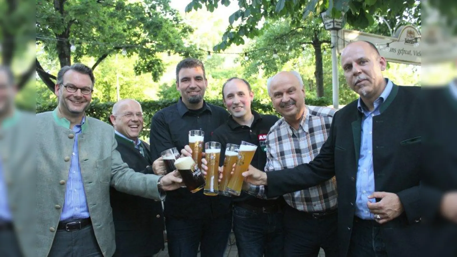 „Auf gute Zusammenarbeit!“ Brauerei-Geschäftsführer Oliver Lentz, Jürgen Kirner vom Aktiven Pasing e.V., Wiesenräte Peter Denk und Georg Felbermayr, BA-Vorsitzender Romanus Scholz sowie Helge Hümpel von der Brauerei (v.l.) (Foto: US)