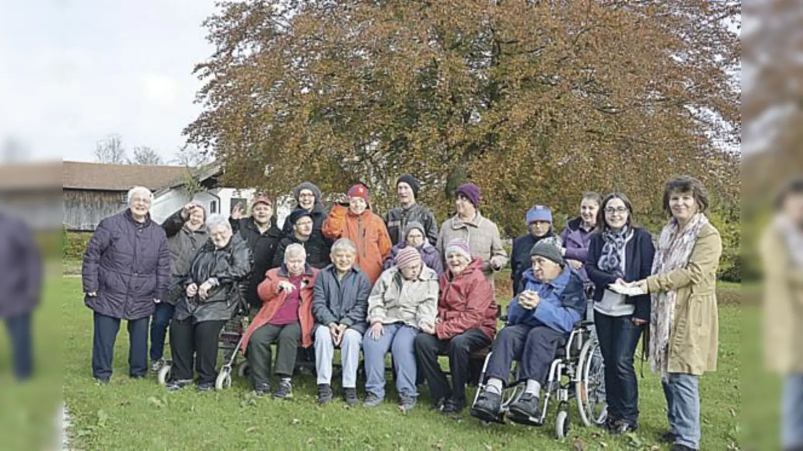 Bewohner der Regens Wagner Stiftung Erlkam freuen sich mit der Gesamtleitung der Einrichtung, Kathrin Seiler (2. v. r.) über den Besuch von Ute Haury, Vorstandsmitglied der Bürgerstiftung Holzkirchen (r.), zur Übergabe der Spende.	 (Foto: VA)