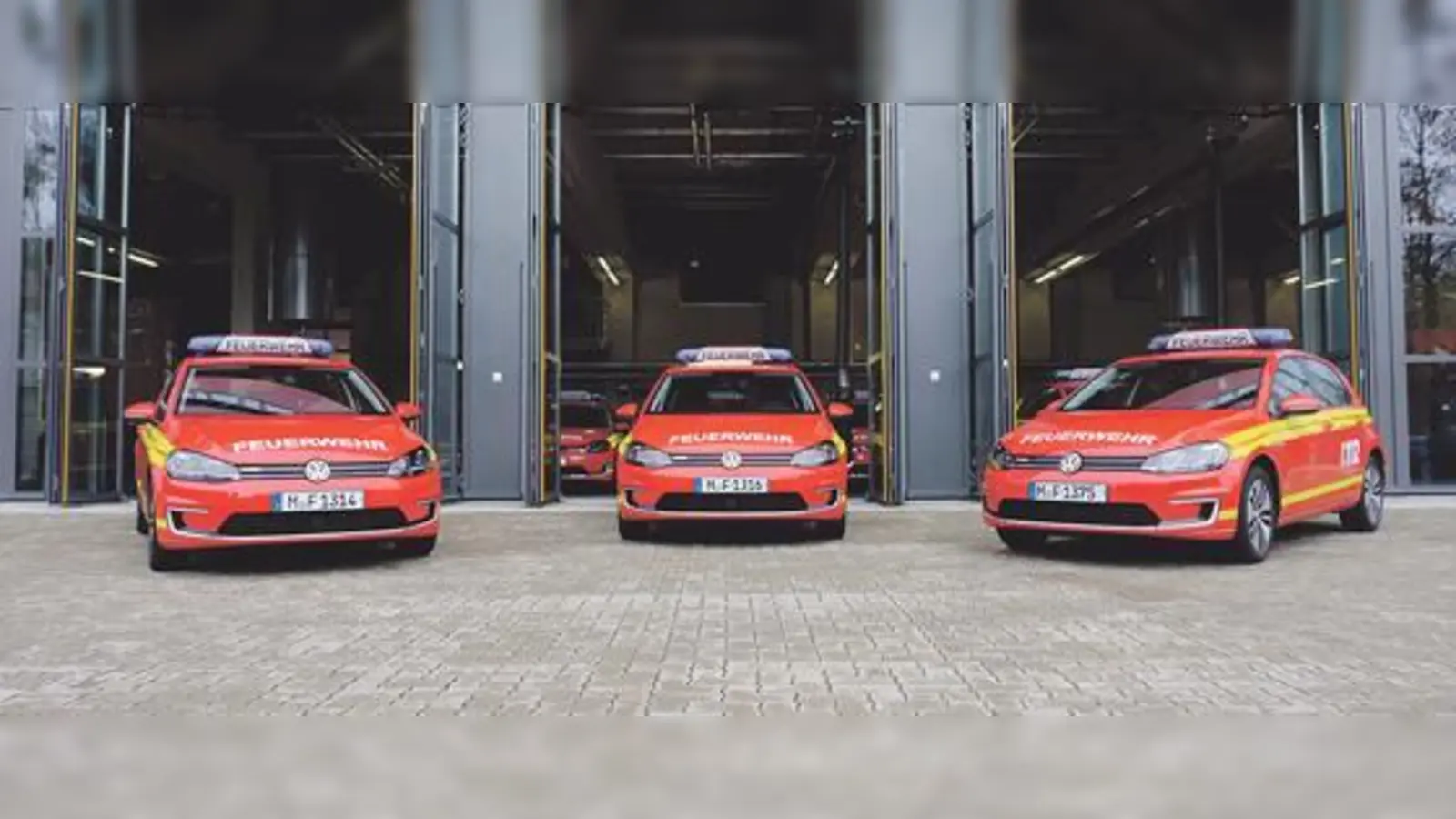 Äußerlich fallen die neuen Einsatzfahrzeuge der Münchner Feuerwehr nicht auf. Ein Blick unter die Motorhaube zeigt den Unterschied.	 (Foto: Robert Bösl)