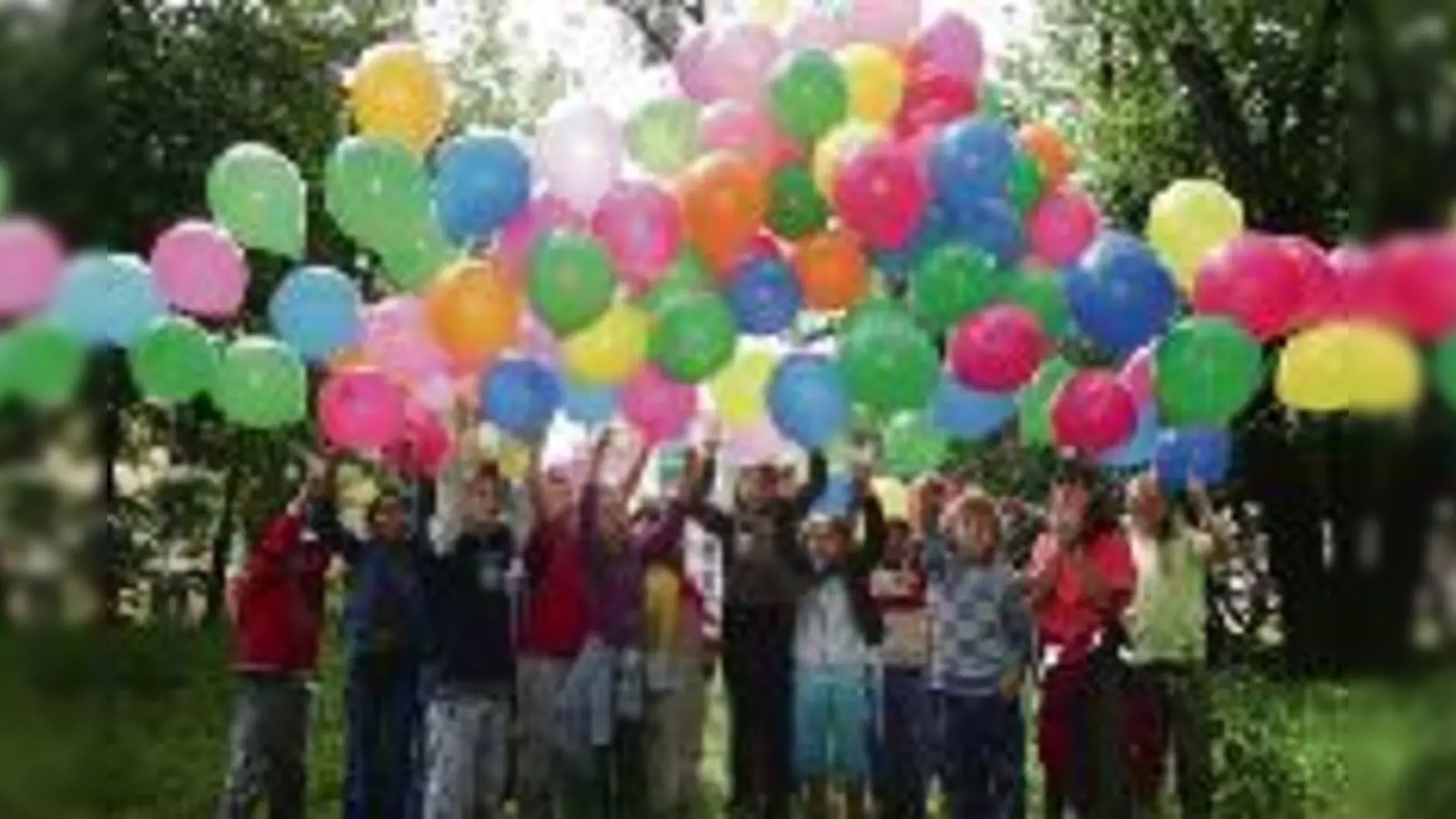 Zur Belohnung für ihre Planungsarbeit am Haidenaupark wurden die Grundschüler belohnt und ließen symbolisch Luftballons steigen.	 (Foto: ks)