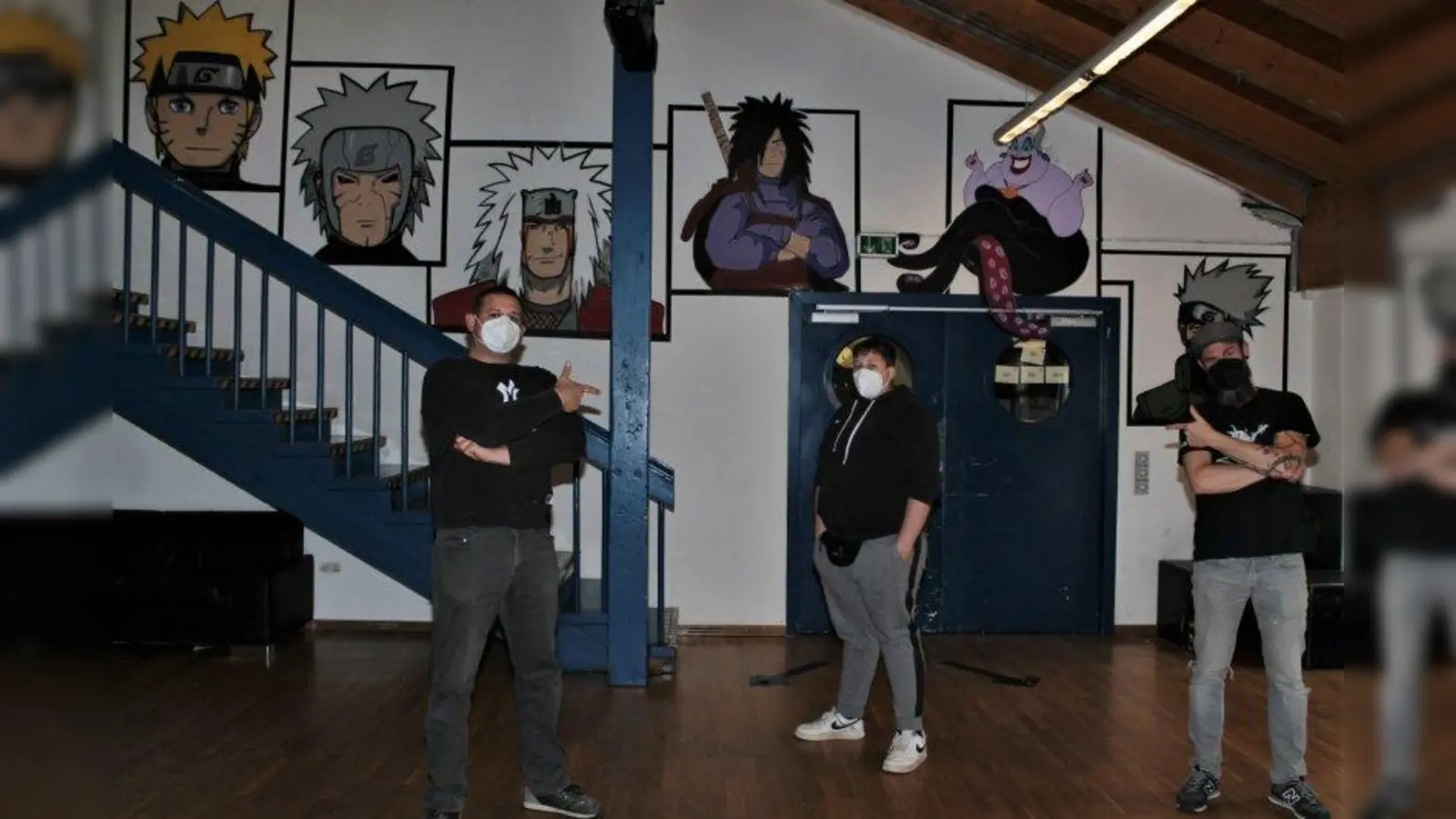 Teilnehmer des Graffiti-Projekts im Treff 21 vor ihren Werken. (Foto: Treff 21)