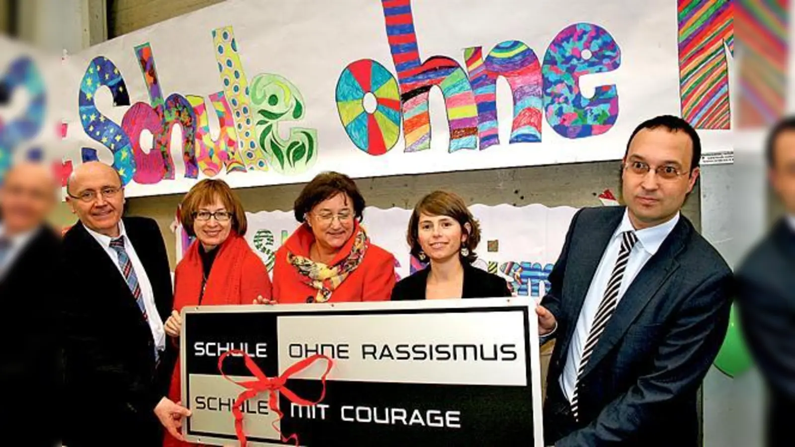 Artur-Kutscher-Realschule bekam den Titel: Integrationsbeauftragter Martin Neumeyer, Schulleiterin Regina Lotterschmid, die Lehrerinnen Margit Mitterndorfer und Kathrin Poglitsch sowie Schulpate Dr. Adam Ahmed (v. l.). 	 (Foto: ws)