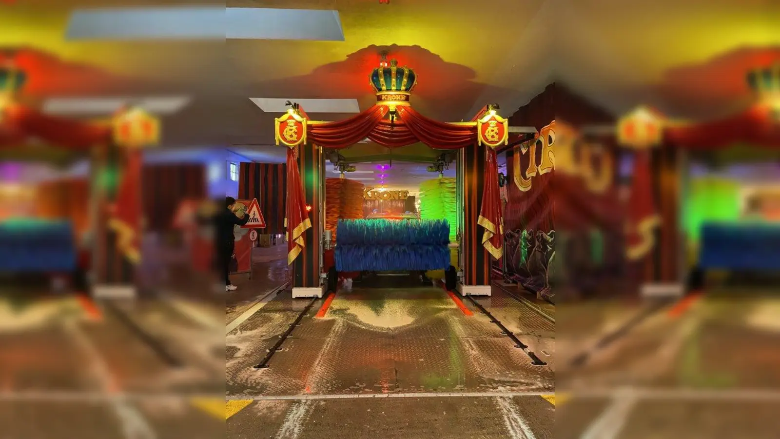 Münchens lustigste Waschstraße: Das Auto wird sauber - und für die Fahrzeuginsassen gibt es was zum Lachen. (Foto: Circus Krone)