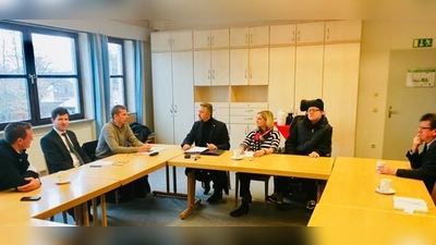 Der Runde Tisch mit Matthias Krause, Jura Kojetinsky und Florian Liese, Thomas Huber Dr. Getrud Hanslmeier-Prockl, David Kruzolka und Alois Hofstetter (v. li.).  (Foto: Büro Huber)