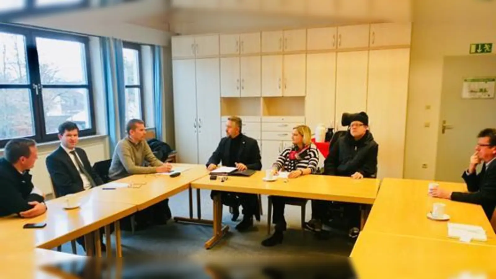 Der Runde Tisch mit Matthias Krause, Jura Kojetinsky und Florian Liese, Thomas Huber Dr. Getrud Hanslmeier-Prockl, David Kruzolka und Alois Hofstetter (v. li.).  (Foto: Büro Huber)