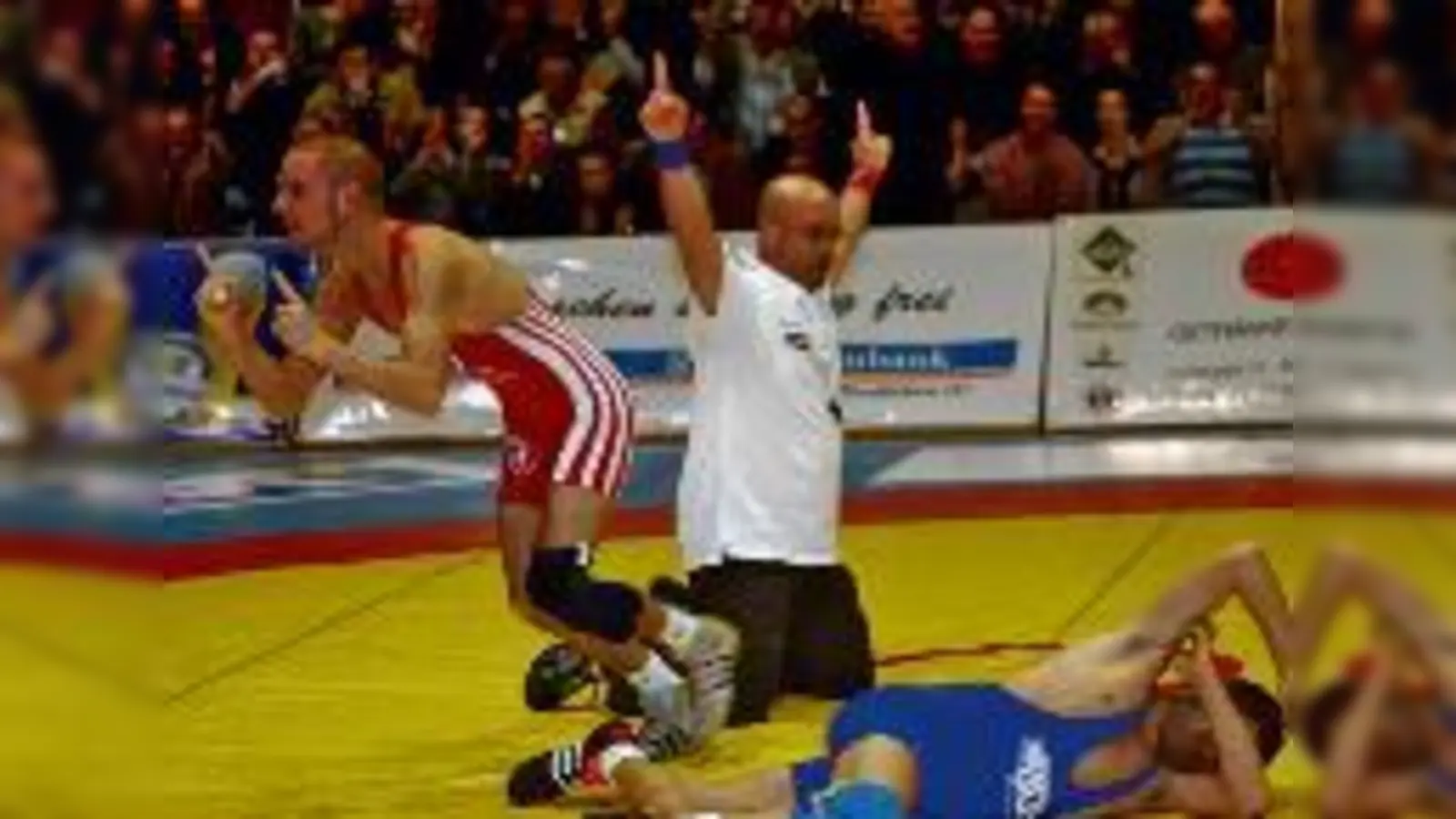 Der Gegner liegt am Boden, der Hallbergmooser Held jubelt: Thomas Sedlmeier war mit seinem unglaublichen Schultersieg gegen Beißer Hilbenko der Mann des Tages. Er steht jetzt mit dem SV Siegfried im Halbfinale.	 (F: ba)