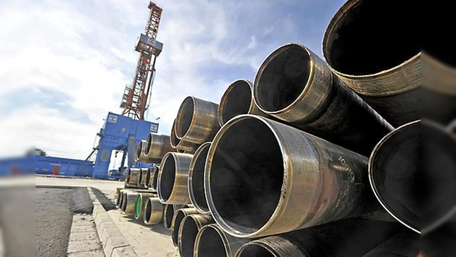 Auf dem Bohrplatz wird fleißig gearbeitet, damit bald heißes Wasser fließen kann. 	 (Foto: Schunk)