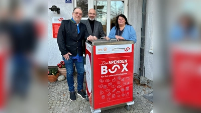 Hubert Hackl, Oliver Westphalen und Sabine Pillau (v.l.) bei der Spendenübergabe. (Foto: NbH Vaterstetten)