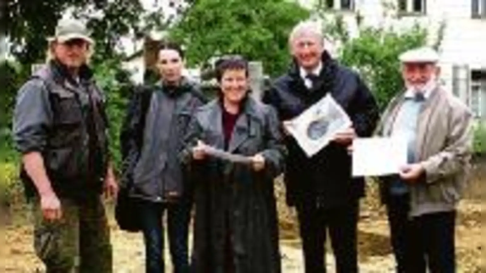 Lehmverschmiert das Geheimnis gelüftet: Petra Haller (Mitte) und Alexander Lebeda (l.) von PLANAteam München präsentieren die Ergebnisse ihrer archäologischen Arbeit.  (Foto: ko/Gemeinde)