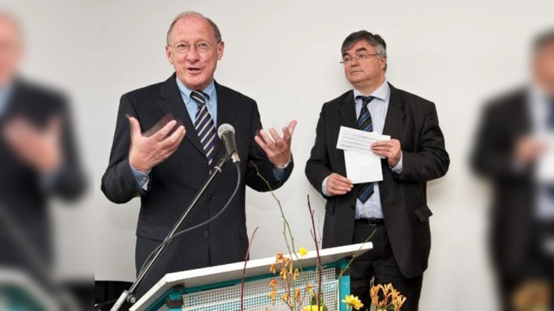 Franz Maget (Vorsitzender der SPD-Fraktion im Bayerischen Landtag, links) und Günther Bauer (Geschäftsführer der Inneren Mission München) bei der offiziellen Eröffnung der Räume der Interkulturellen Akademie und von Beruf und Bildung (Foto: IMM)