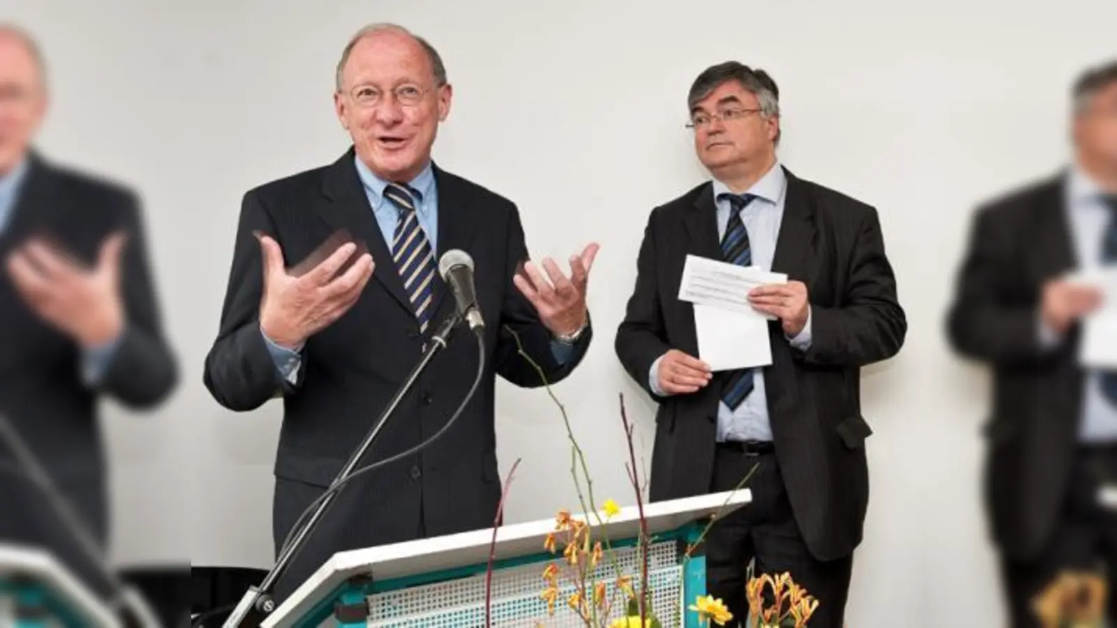 Franz Maget (Vorsitzender der SPD-Fraktion im Bayerischen Landtag, links) und Günther Bauer (Geschäftsführer der Inneren Mission München) bei der offiziellen Eröffnung der Räume der Interkulturellen Akademie und von Beruf und Bildung (Foto: IMM)