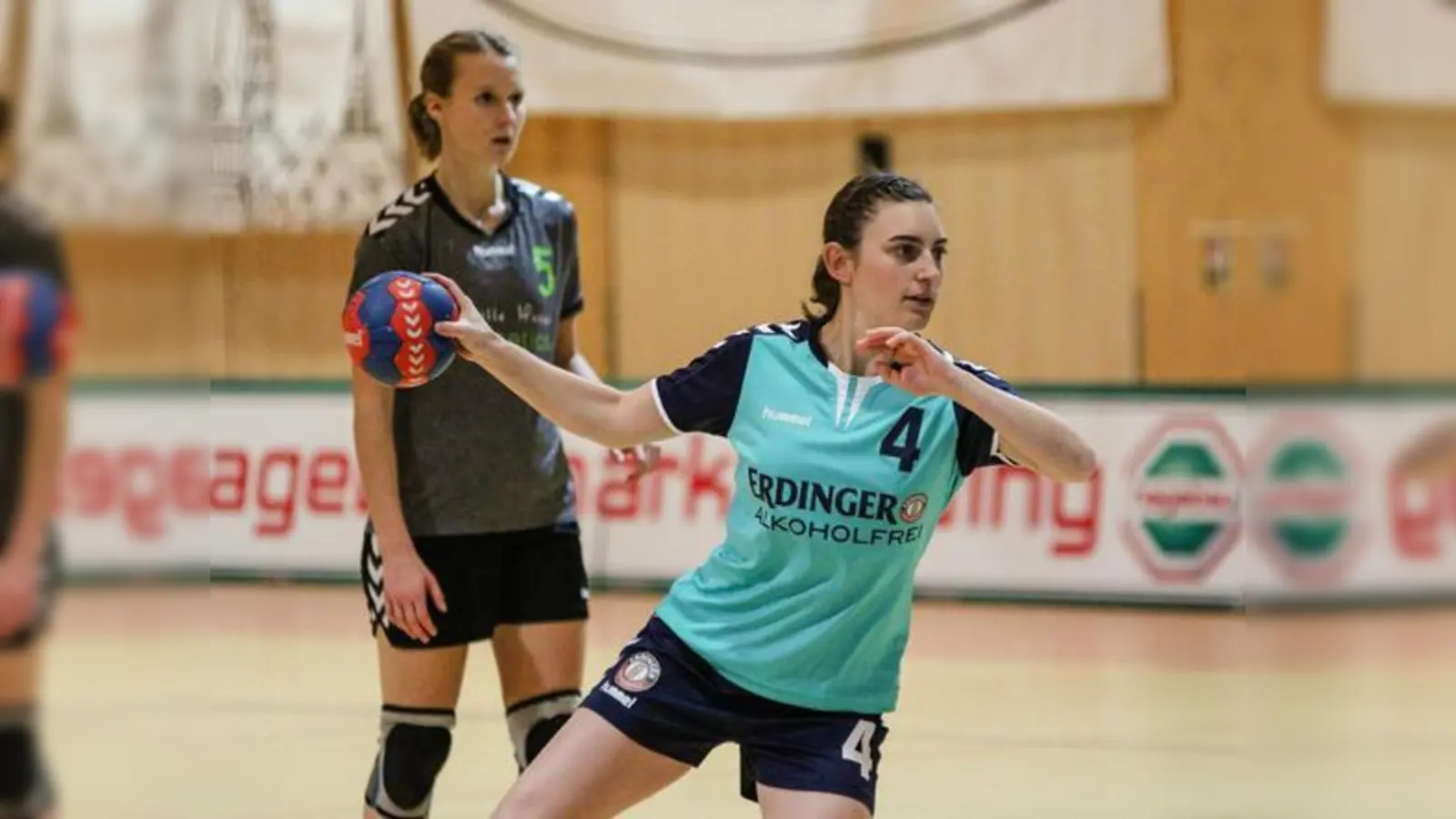 Per Siebenmeter zum 1:0: Katharina Künstner erzielte gegen Metten das erste von 30 Toren. Zwei weitere Tore machte sie aus dem Spiel heraus.	 (Foto: Christian Riedel)