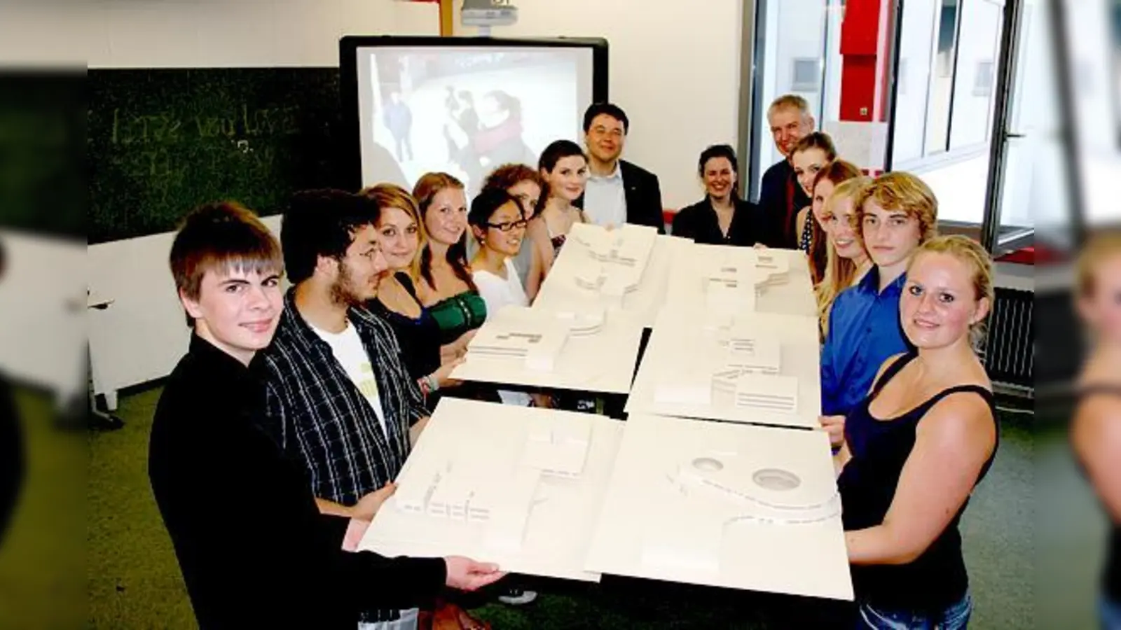 Stolz präsentierten die Schüler ihre Entwürfe. 	 (Foto: privat)
