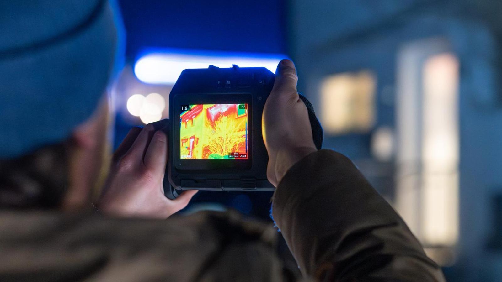 Mit-W-rmebildkamera-W-rmeverluste-checken