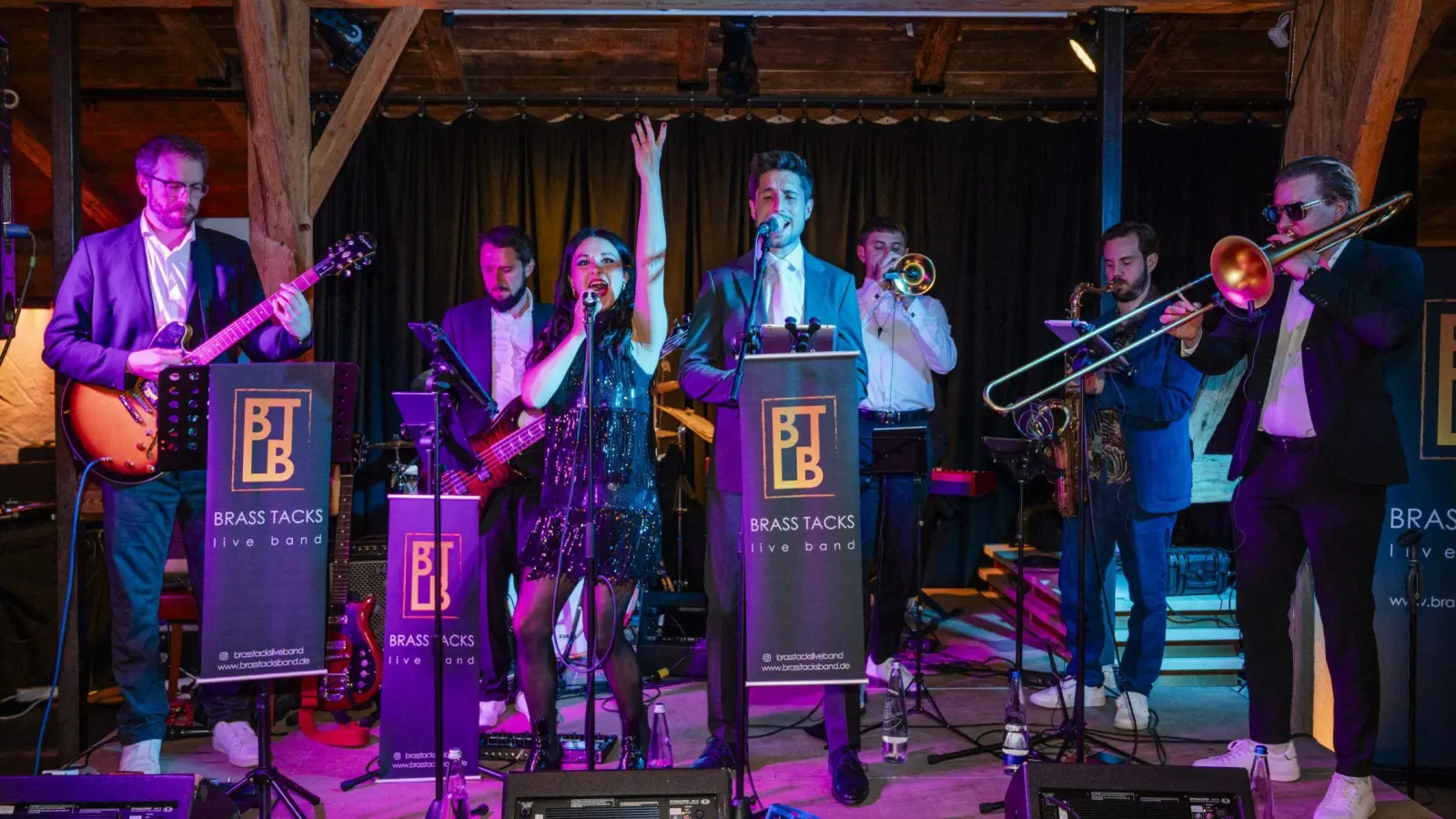 Tanzbare Grooves mit markantem Bläsersound zwischen Pop, Funk, Soul, Rock und aktuellen Charts gibt es mit den Brass Tacks bei der Neuhauser Musiknacht. (Foto: Anna Futter Fotografie)