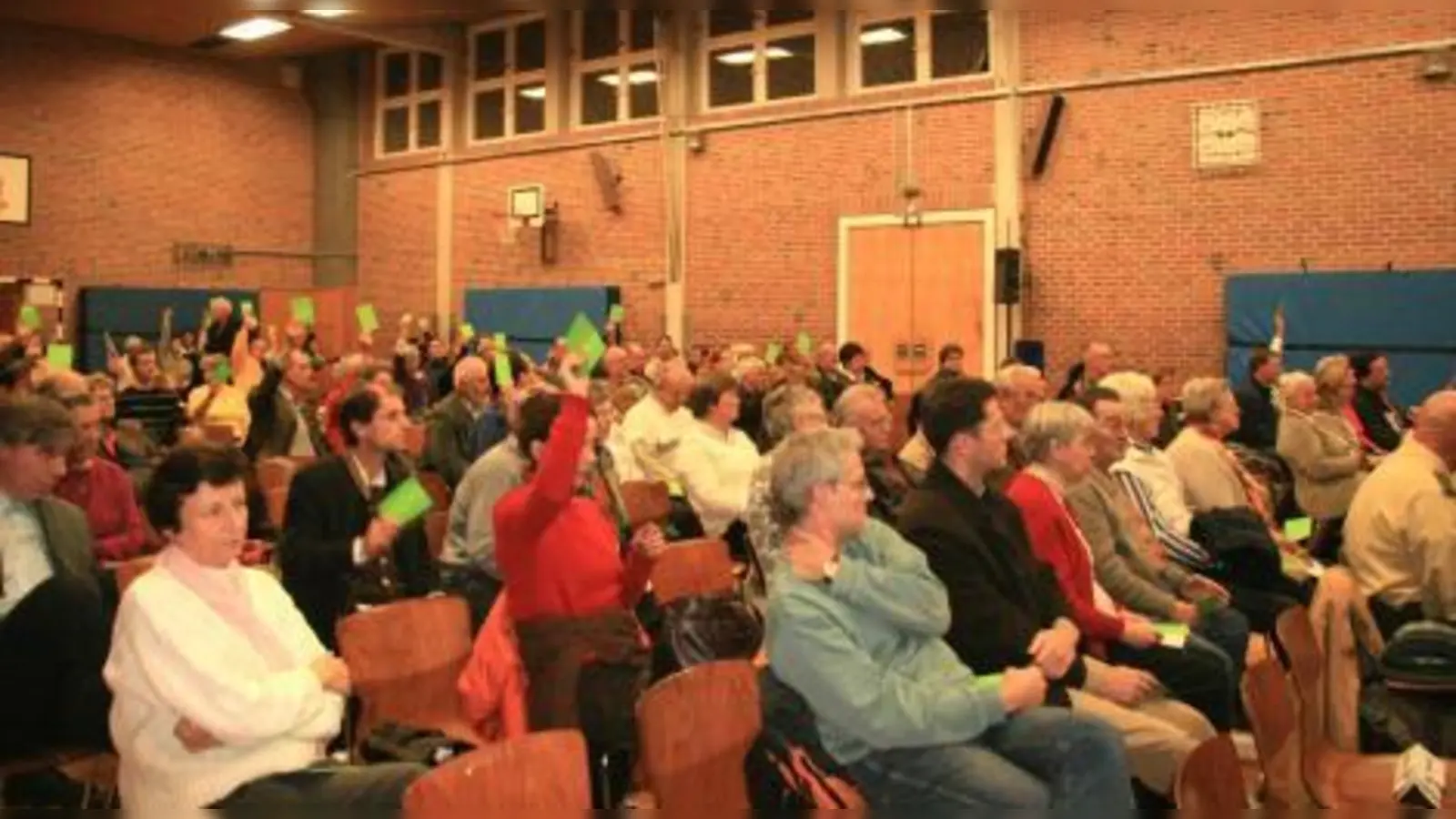 Die Turnhalle der Grandlschule war mit 250 Leuten vollbesetzt. Insgesamt 20 Anträge wurden meist zu Verkehrsthemen gestellt. (Foto: US)