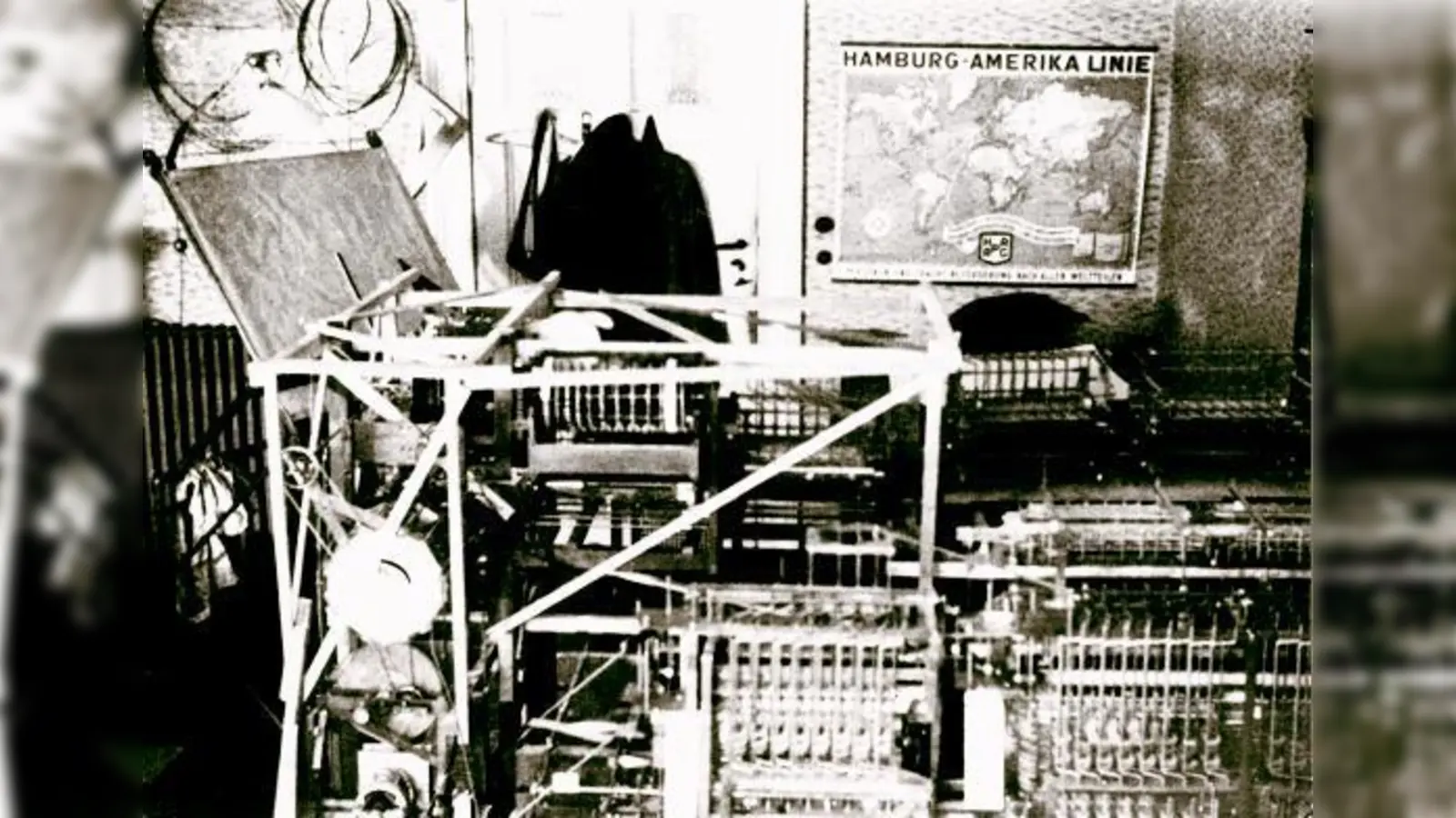 Die Z1 im Wohnzimmer der Eltern. Ein Teil des aus zahlreichen ausgeklügelt geformten Blechen zusammengesetzten mechanischen binären Speichers des ersten Versuchsmodells des Rechenautomaten. Es sollte erst später rückwirkend als Z1 bezeichnet werden.  (F: VA)