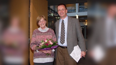 Mit einem Blumenstrauß bedankte sich Oberbürgermeister Andreas Haas bei Gisela Neumeier für ihre ehrenamtliche Organisationsarbeit rund um den Laienkunst-Handwerkermarkt. (Foto: Eva Schraft)
