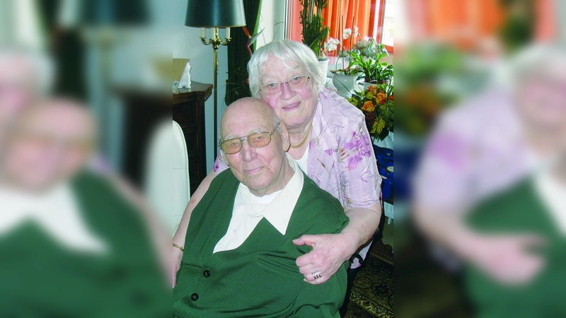 Klara und Johann Schuster lieben sich auch nach 70 Jahren Ehe noch wie am ersten Tag. (Foto: privat)