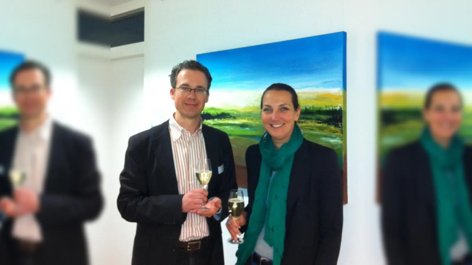 Seit Semptember verschönerten die Werke der Künstlerin Silvia Andreaus den ÄrztePunk in Pasing. Nachdem Geschäftsführer Marius Manke die anwesenden Gäste zur Finissage am Mittwoch, 15. Februar begrüßt hatte, führte die Künstlerin Silvia Andreaus noch einmal durch ihre Ausstellung. Die Arbeiten, der in München lebenden Künstlerin, sind in Acryl auf Leinwand erstellt. Häufig verwendet Andreaus auch Sand und andere natürliche Materialien. „Die an Landschaften erinnernden, aber abstrakten Motive sind stark an meine Persönlichkeit geknüpft, da ich in meine Werke gerne meine Gefühle mit einbringe”, erklärt die Künstlerin. (Foto: pi)