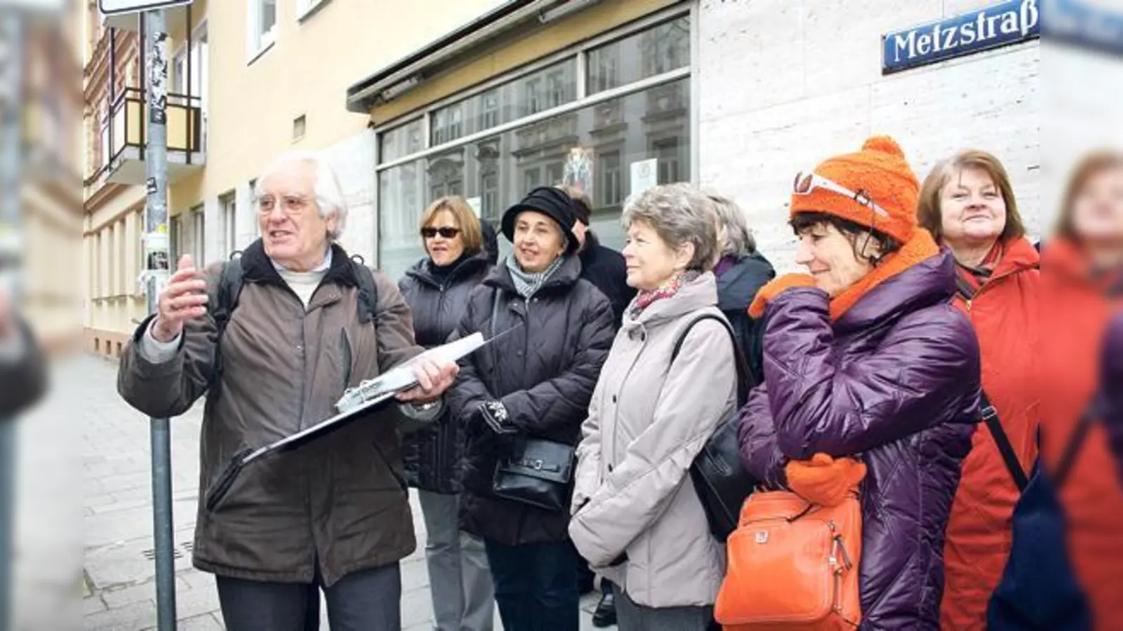 Der Haidhausener Stadtteilexperte Johann Baier begibt sich mit den Teilnehmern der Führung auf die Spur von 200 Jahre Forschungsgeschichte.	 (Foto: js)