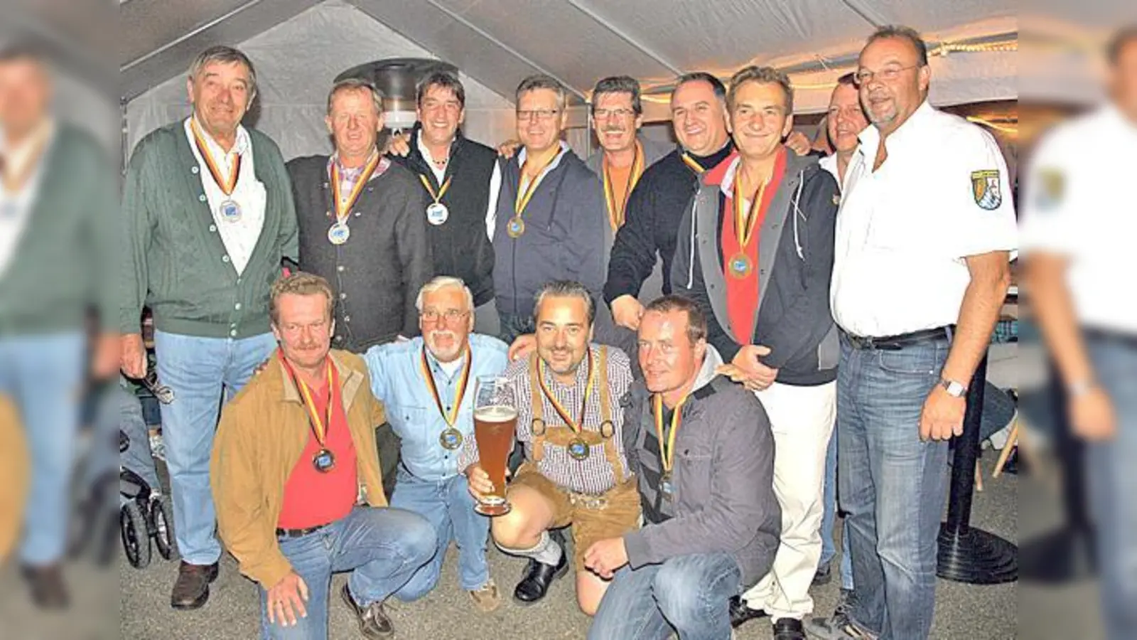 Hans-Peter Schepanski (re.) gesellte sich für das Siegerfoto zu den drei erstplatzierten Teams. 	 (Foto: VA)