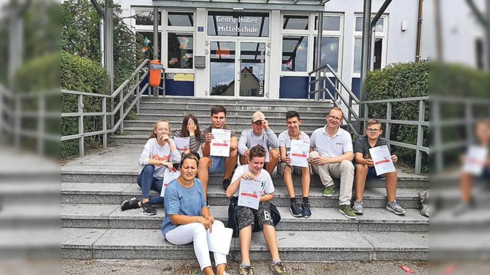 Sieben der acht geehrten Schulsanitäter der Georg Huber Mittelschule Grafing mit ihrer zuständigen Schulsozialarbeiterin Ulrike Wagner (vorne links) und Malteser Ausbilder Felix Höpfl (2. von rechts). 	 (Foto: Malteser)