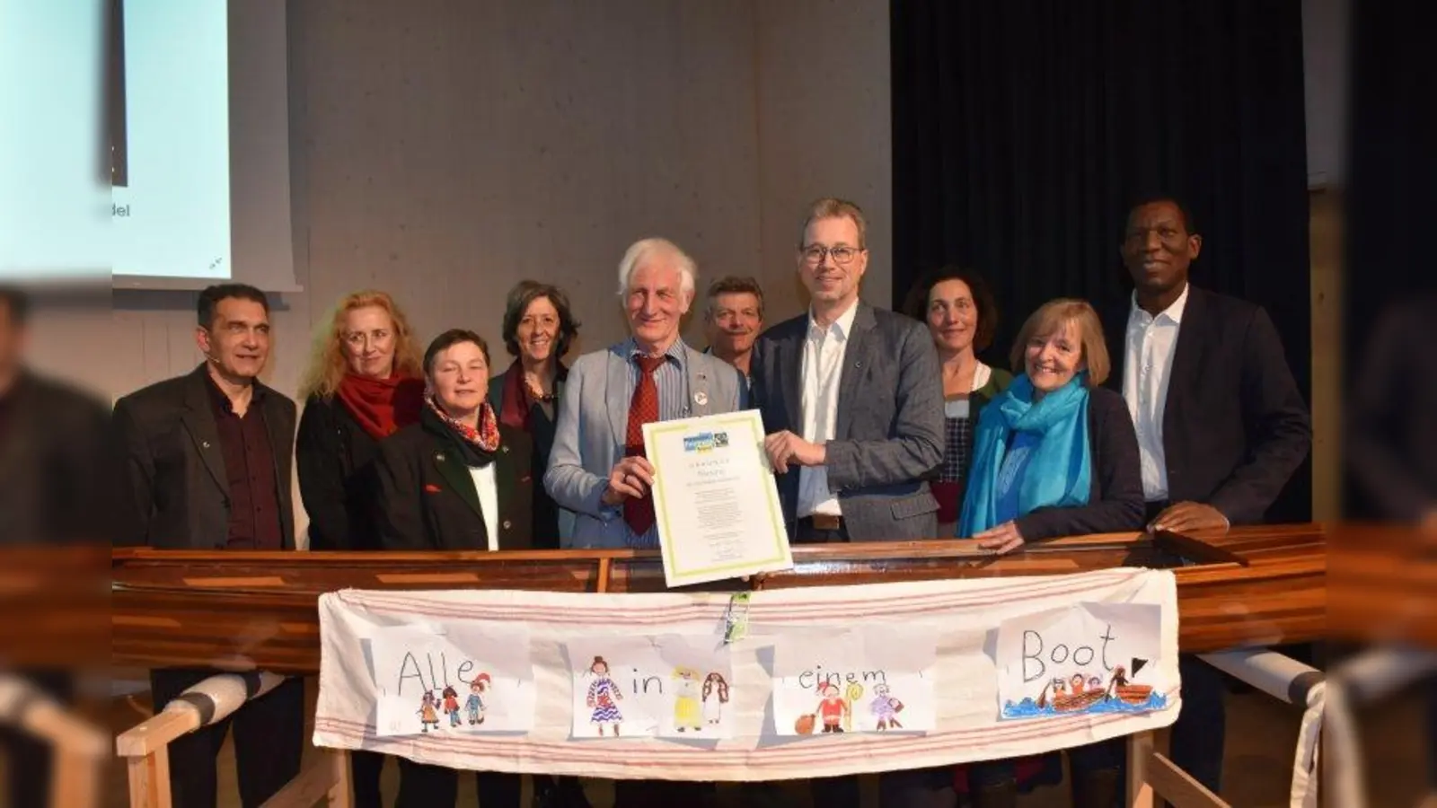 &amp;quot;Alle in einem Boot&amp;quot (von links): Heiko Scholz, Nicola Seipp, Margret Kaspar, Regina Rudolf, Fairtrade-Botschafter Manfred Holz, Günther Haidl, Bürgermeister Rainer Schnitzler, Luise Erhard, Christiane Weber und Dr. Dodo Liadé bei der Fairtrade-Feier im Beccult. (Foto: Hauck)