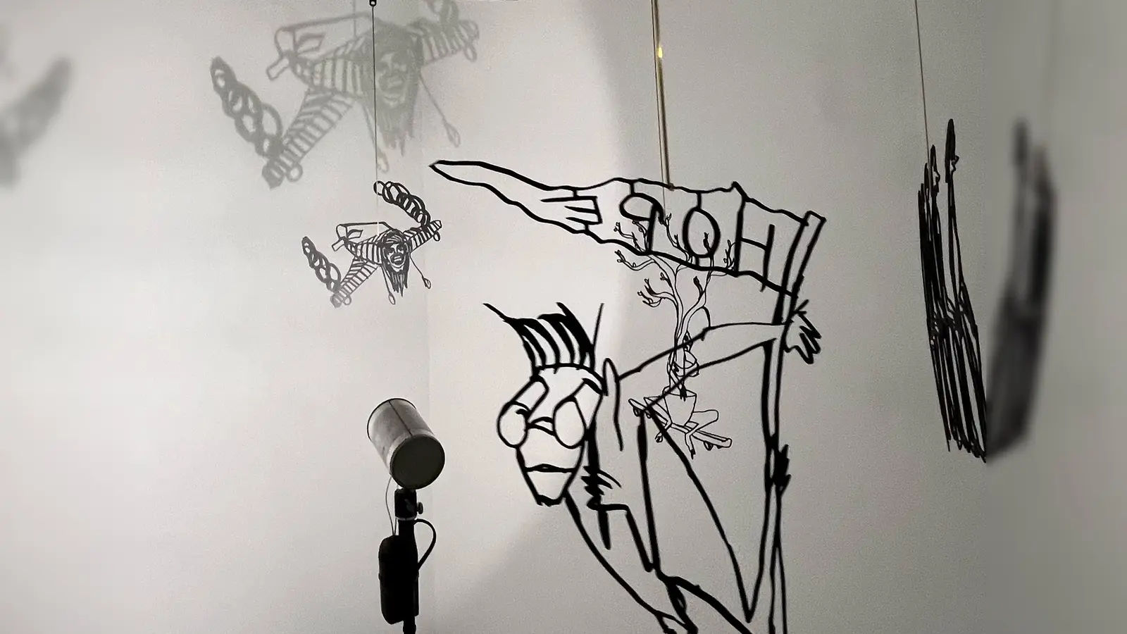 Scherenschnitte werfen feine Schatten an die Wand. Der Titel von Sebastian Pöllmanns Ausstellung in der Artothek lautet „what is life”.  (Foto: Sebastian Pöllmann)