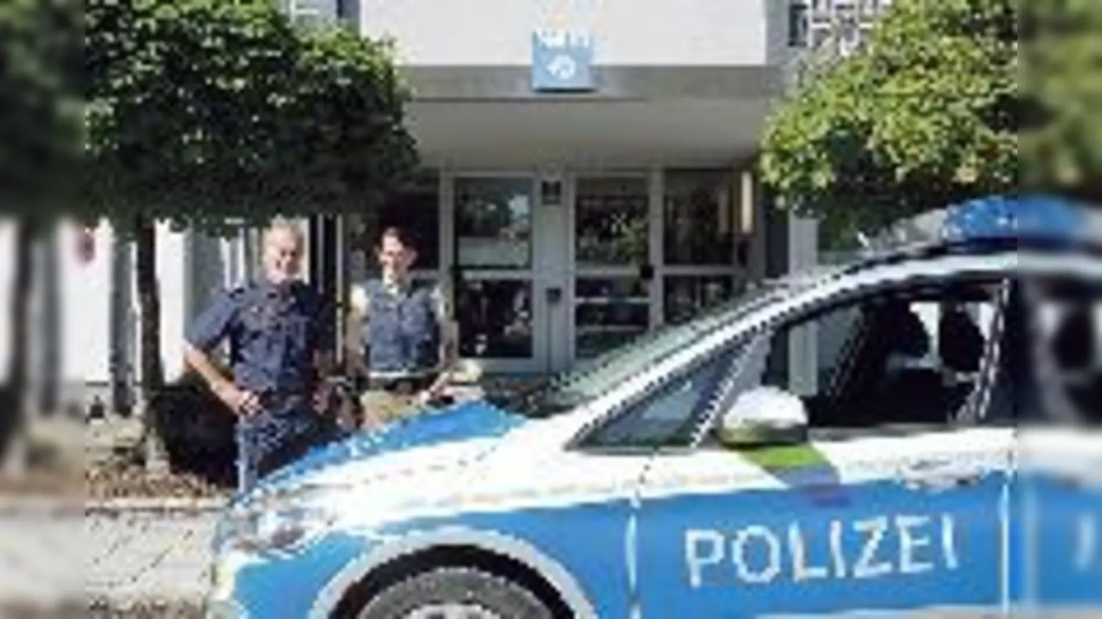 Polizeihauptkommissar Rudi Elfinger und Polizeihauptmeisterin Melanie Wunsch präsentieren vor ihrer Dienststelle sowohl die alte, als auch die neue Uniform.	 (Foto: hw)